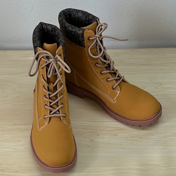 DKNY Men's Ankle Tan Boots Lace Up Style With Logo - Picture 3 of 16